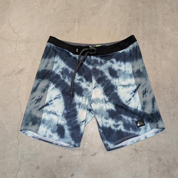 Quicksilver Highline Tie-Dye Mens 33x8.5 Board Shorts Swimwear Blue White Black - Picture 1 of 6